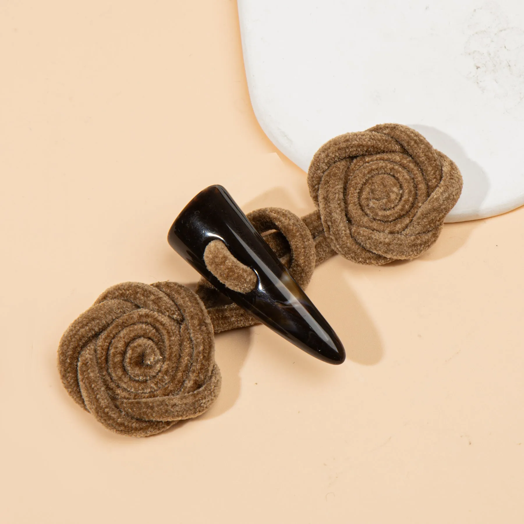 11cm Corduroy Rose Sew-on Toggle Buttons with Resin Horn 4pcs