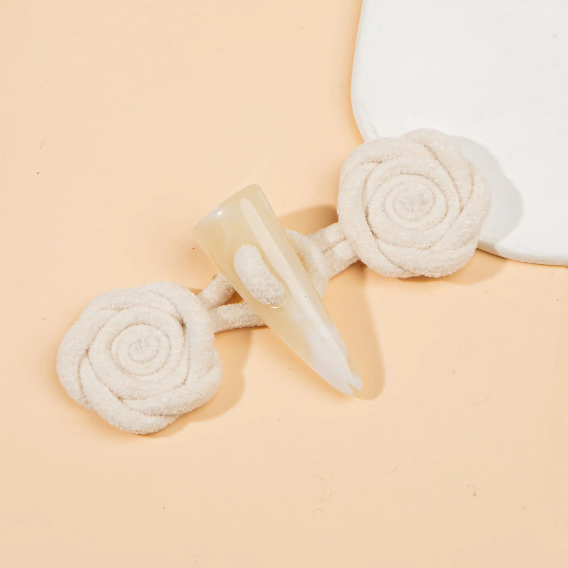11cm Corduroy Rose Sew-on Toggle Buttons with Resin Horn 4pcs
