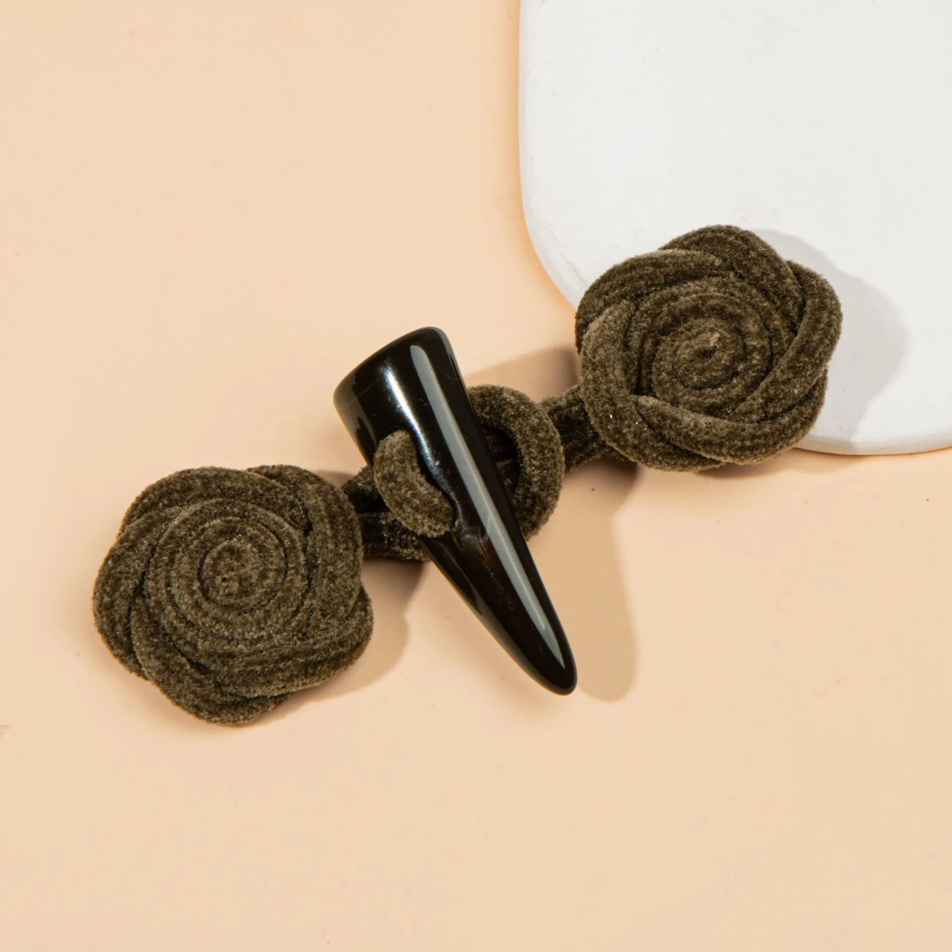 11cm Corduroy Rose Sew-on Toggle Buttons with Resin Horn 4pcs