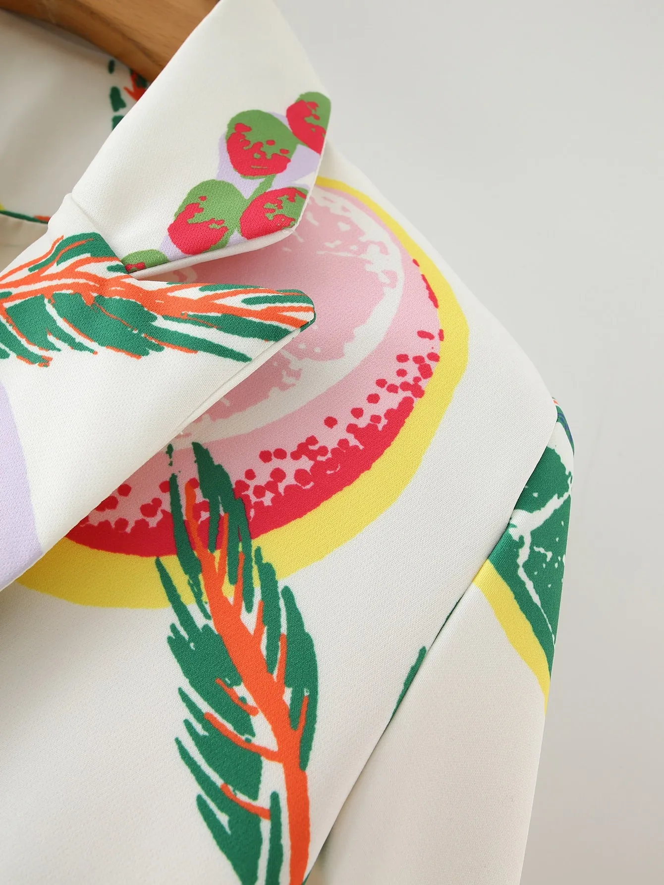 Aveloria Blazer de solapa con estampado de frutas