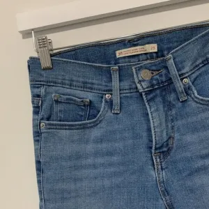 Brand New 311 Shaping Skinny Mid Rise Capri Jeans | Light to Medium Indigo Wash