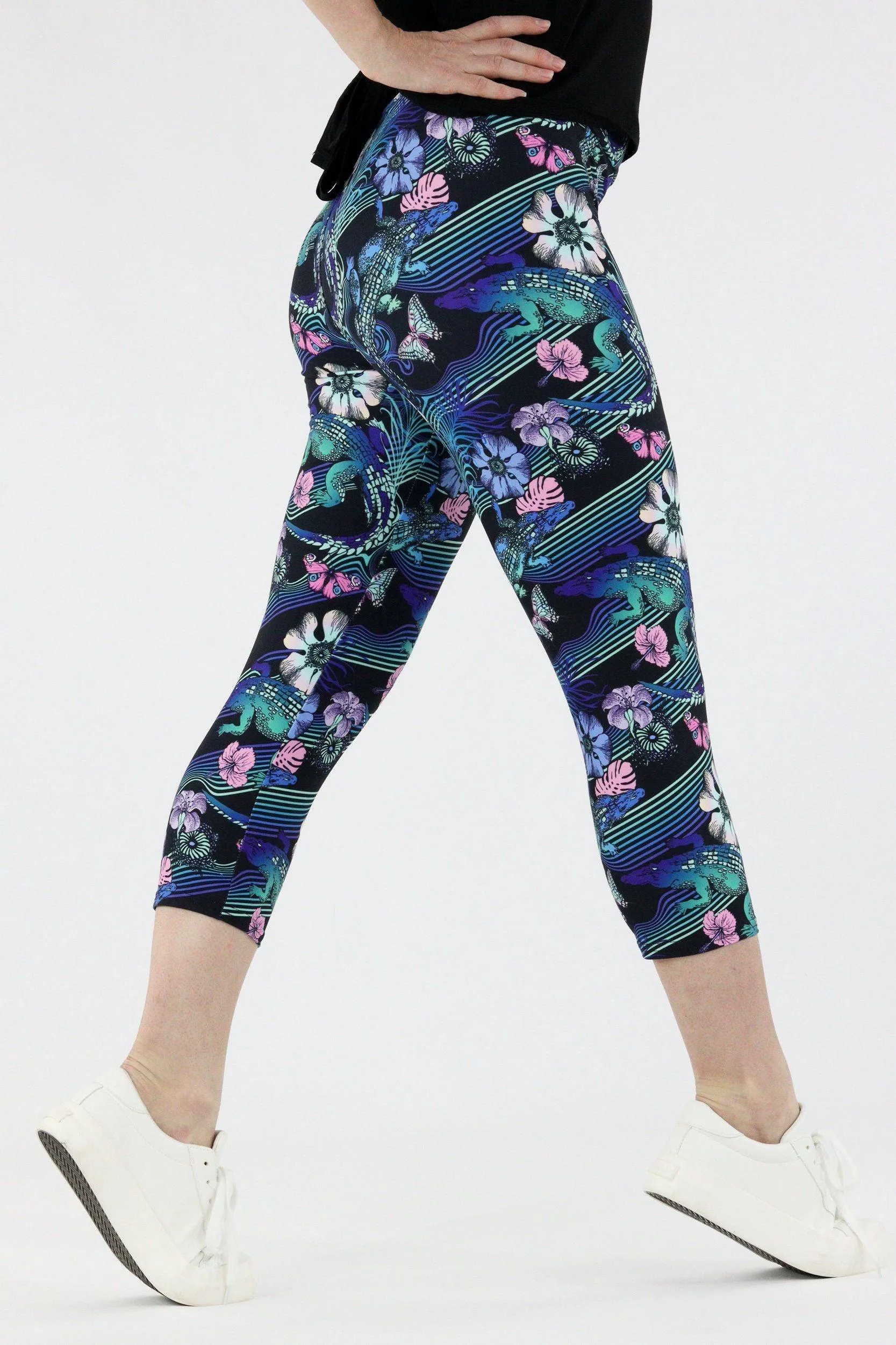 Crocodile Tropics - Casual Capri Leggings