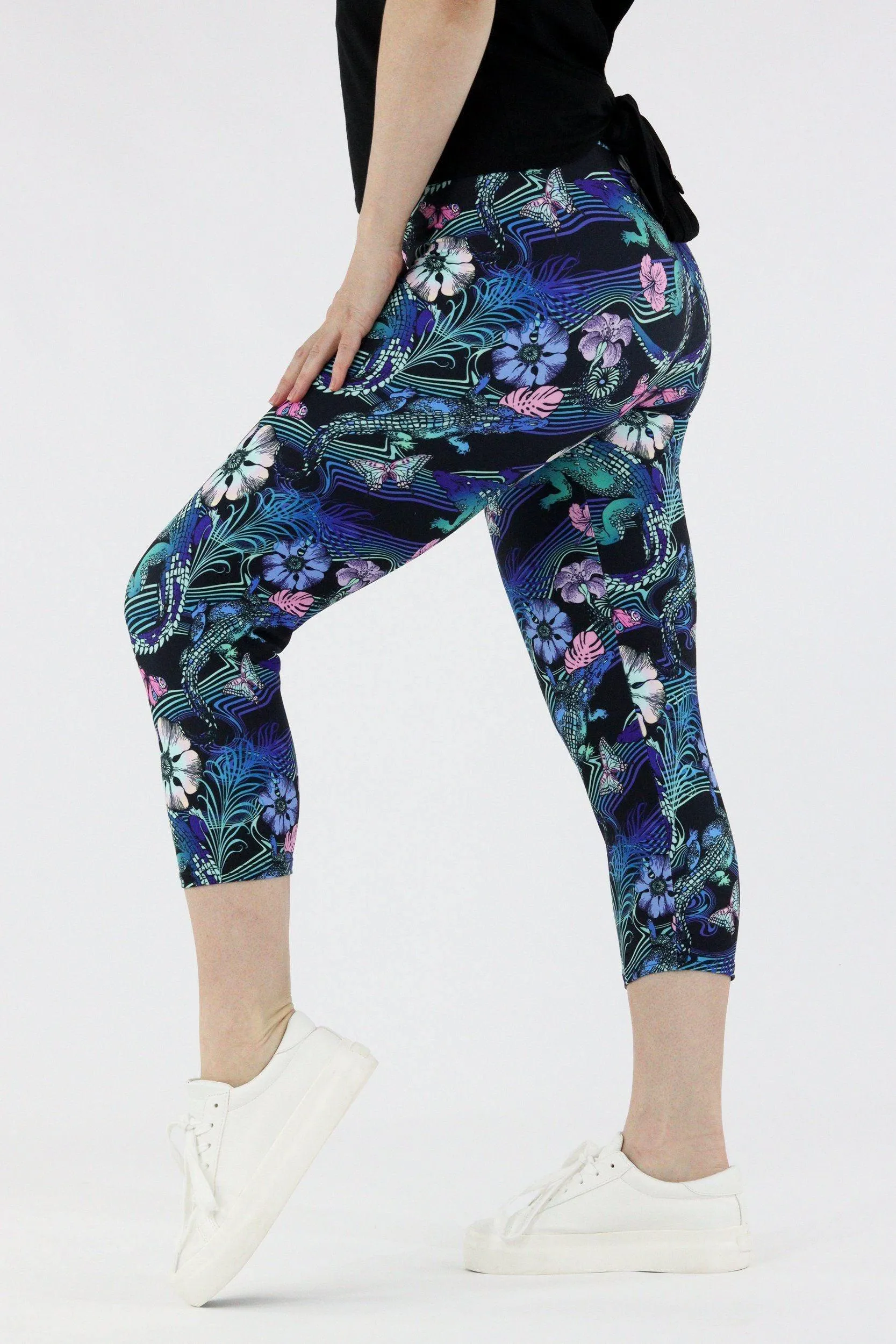Crocodile Tropics - Casual Capri Leggings