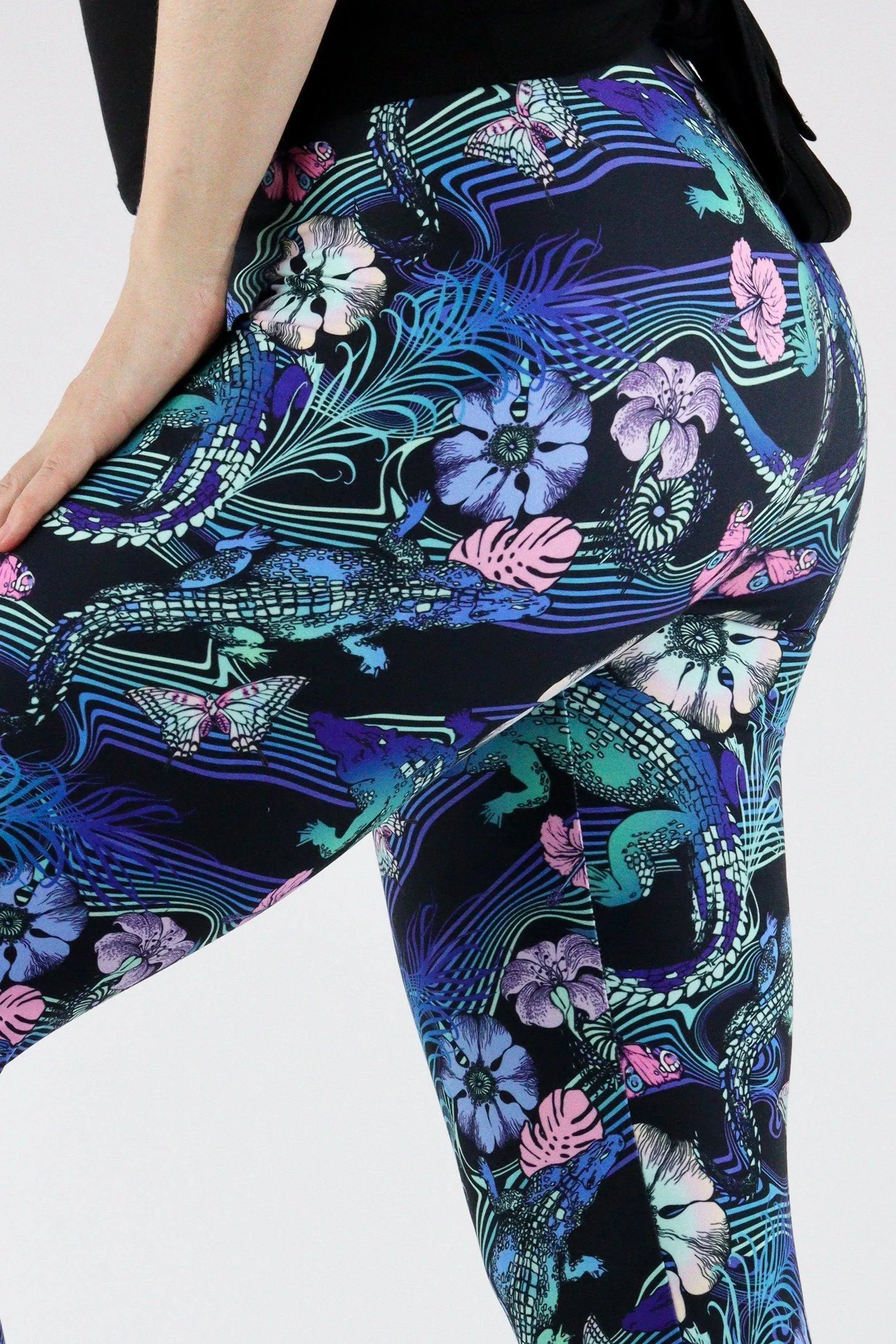 Crocodile Tropics - Casual Capri Leggings