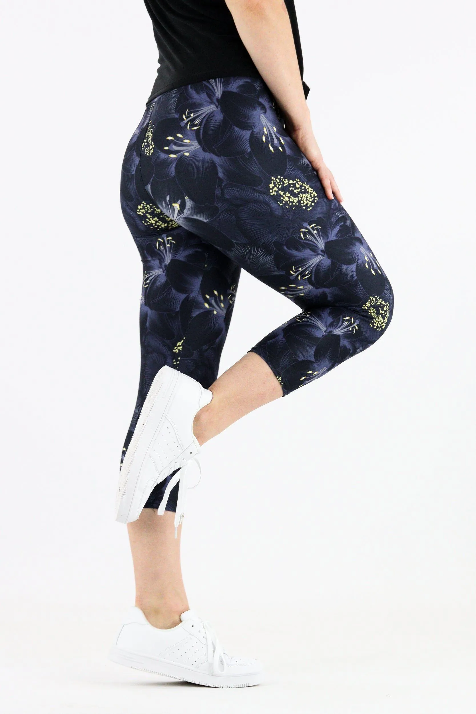 Dark Flowers - Casual Capri Leggings