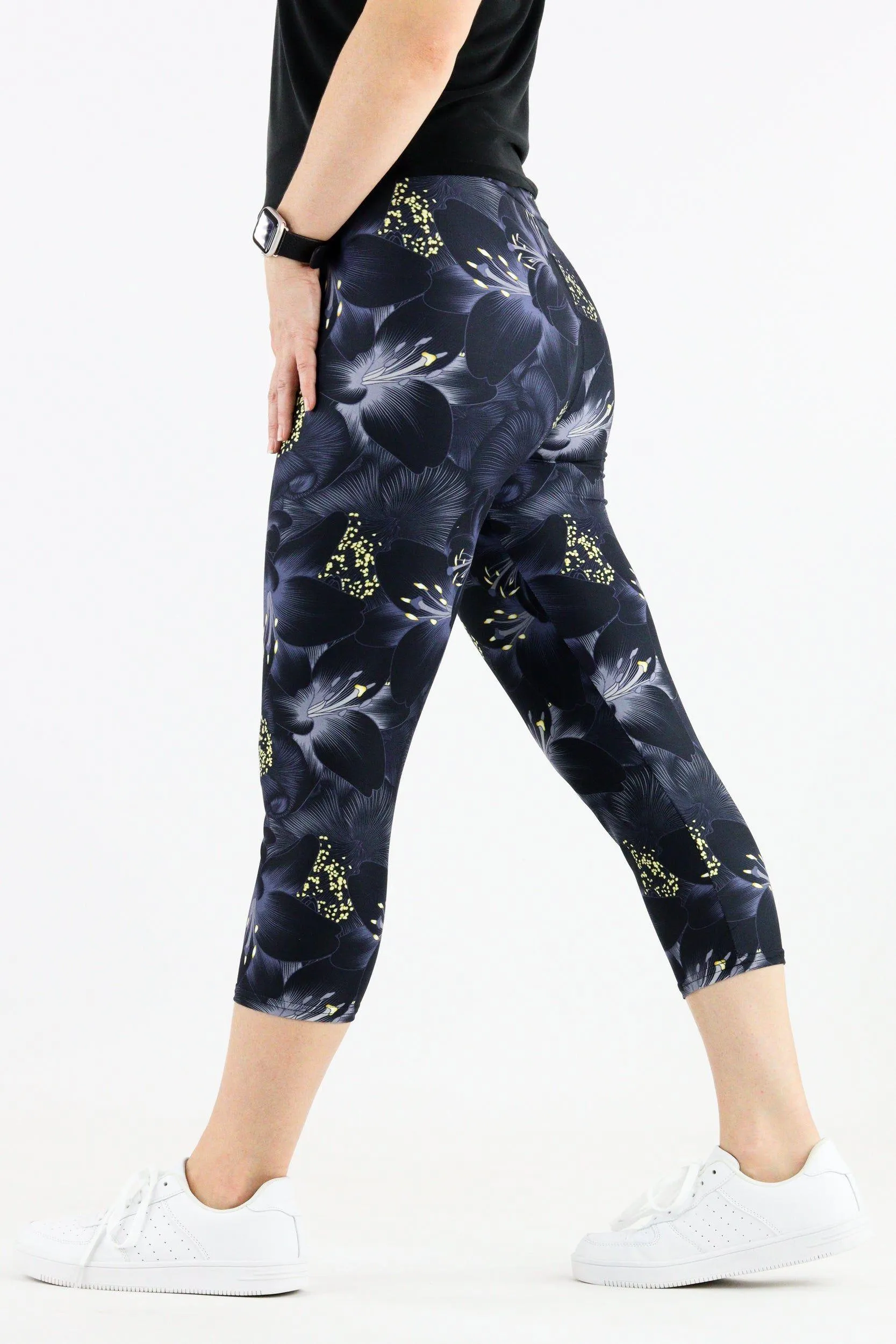 Dark Flowers - Casual Capri Leggings
