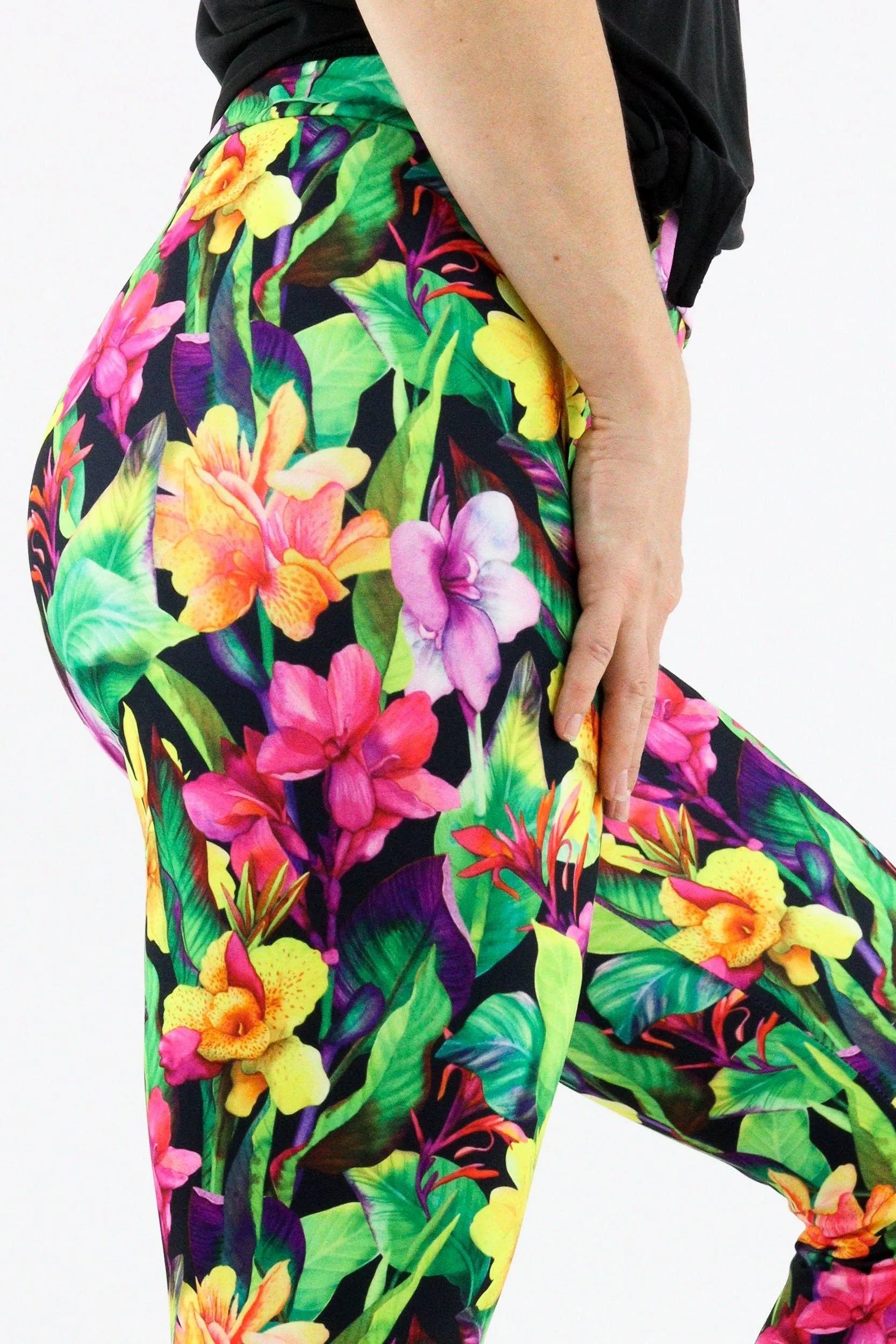 Exotic Flowers - Casual Capri Leggings