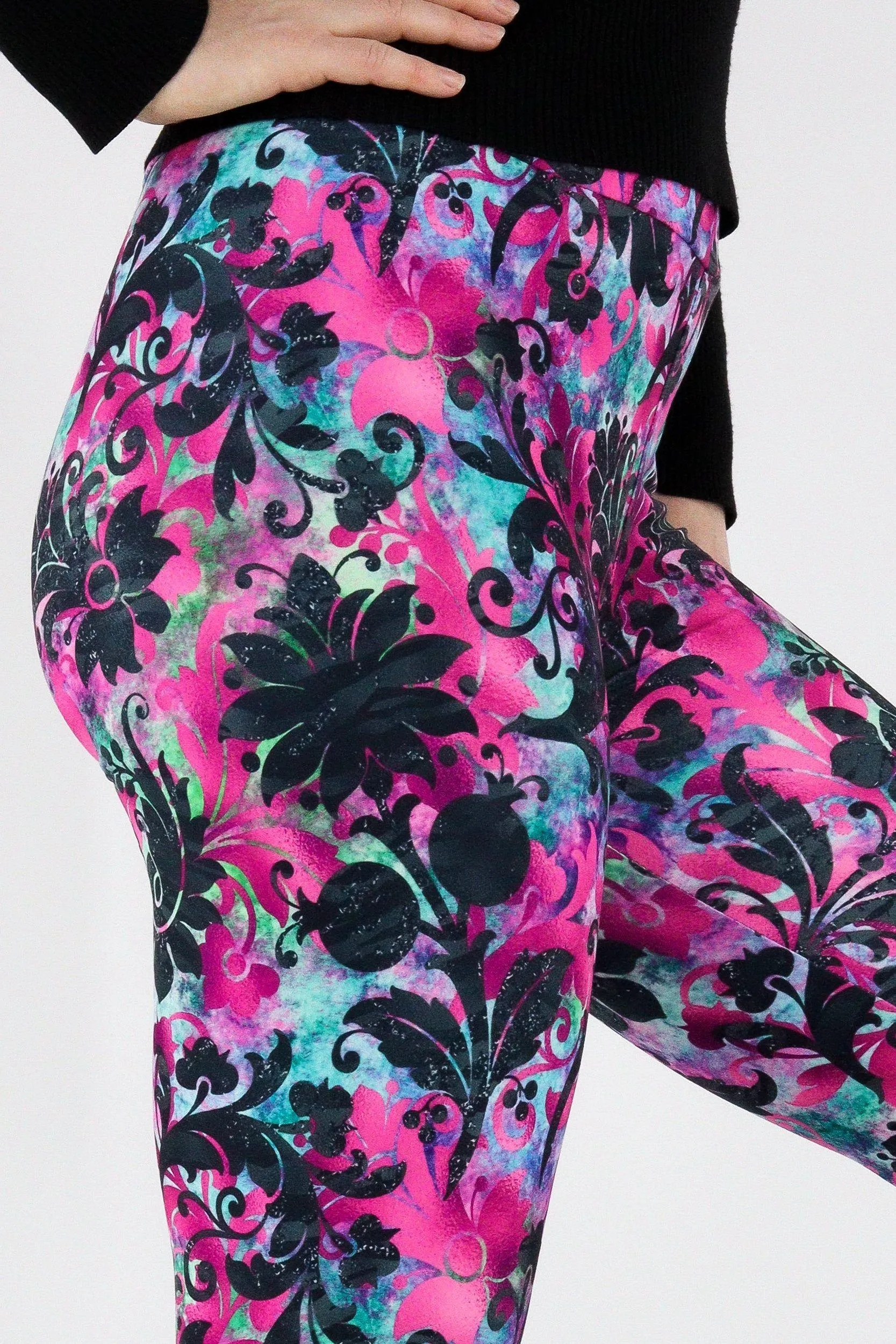 Glisten Floral - Casual Capri Leggings