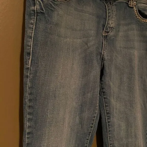 Grace in La Cropped Jeans