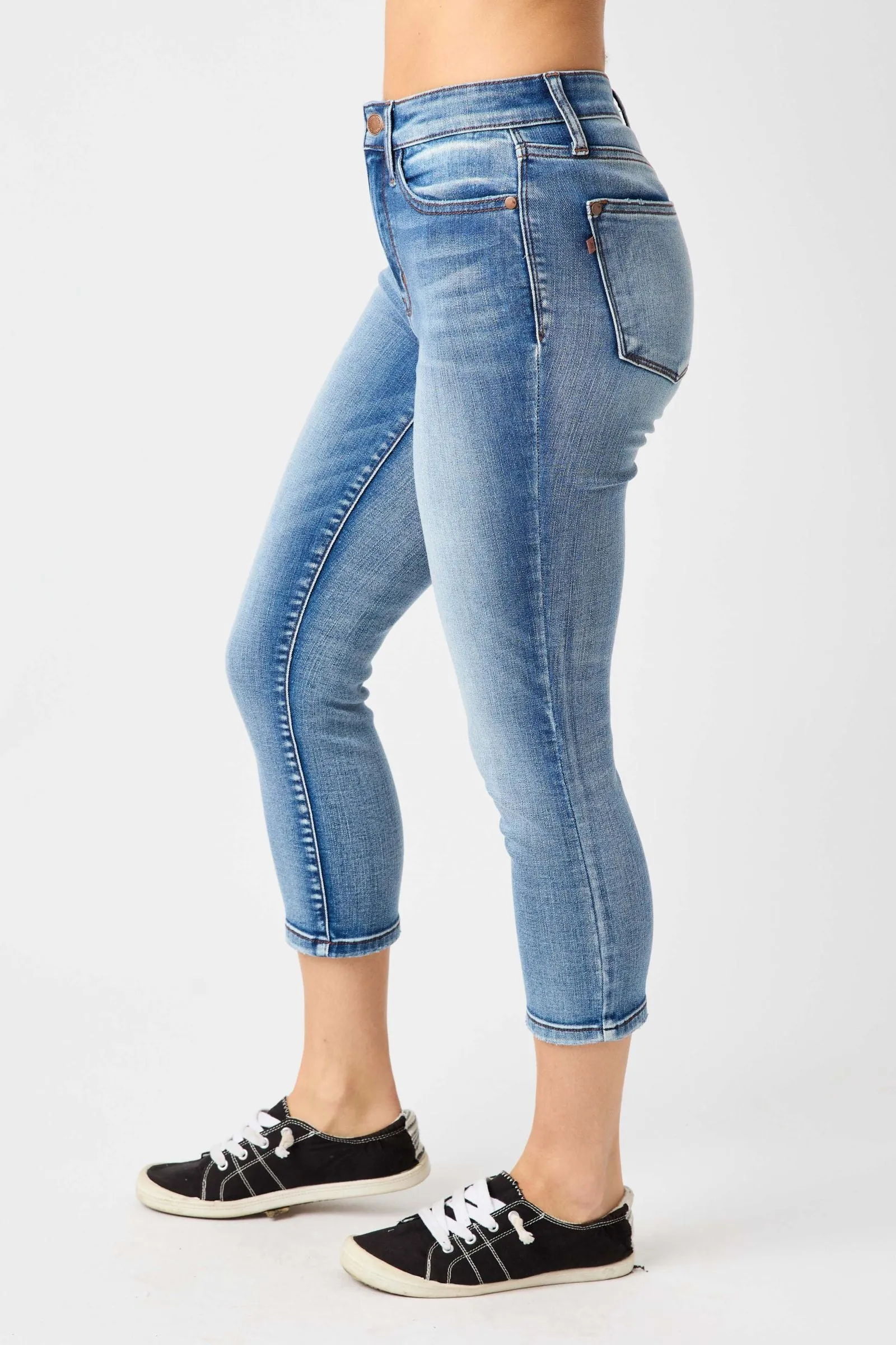 Judy Blue | Mid Rise Washed Capri