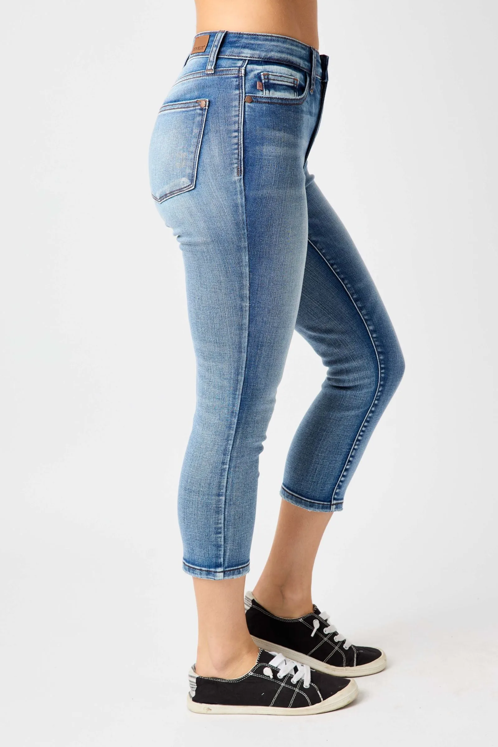 Judy Blue | Mid Rise Washed Capri