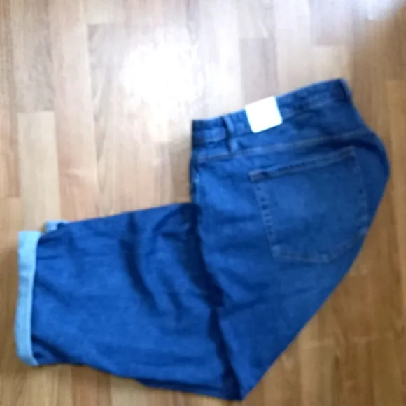 Lane Bryant 22 Signature Fit Boyfriend Capri Mid-Rise Jeans