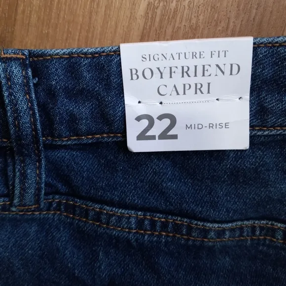 Lane Bryant 22 Signature Fit Boyfriend Capri Mid-Rise Jeans