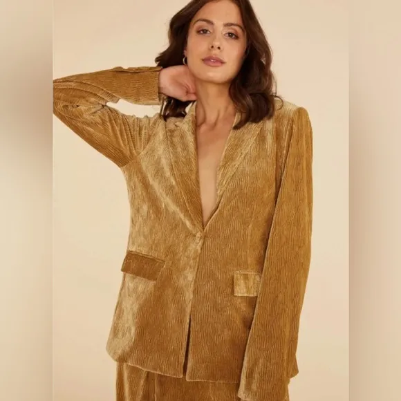 Mink Pink Arianna corduroy velvet one button blazer in gold. Size Small. NWOT