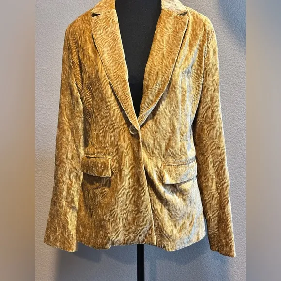 Mink Pink Arianna corduroy velvet one button blazer in gold. Size Small. NWOT