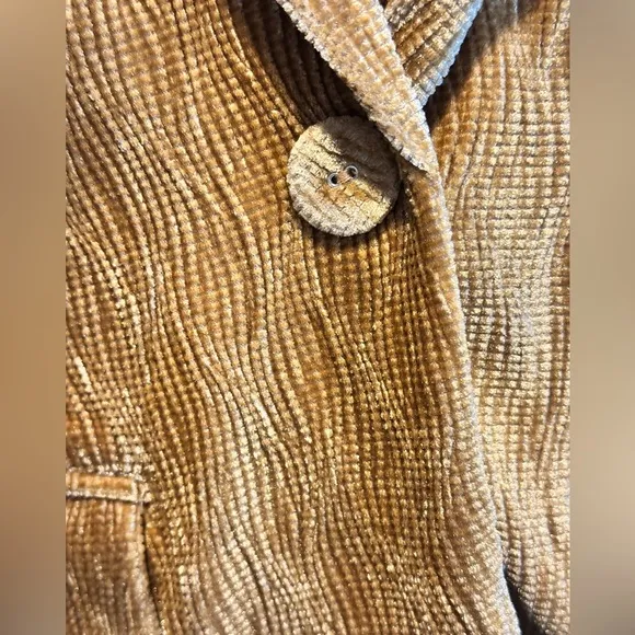 Mink Pink Arianna corduroy velvet one button blazer in gold. Size Small. NWOT