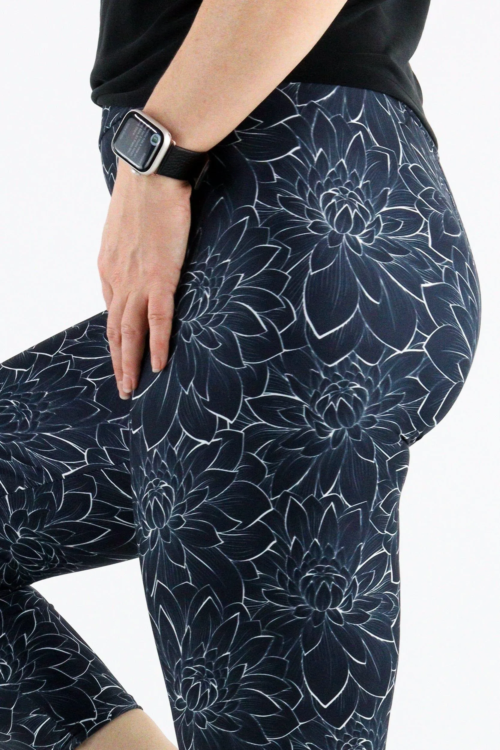 Monochrome Delilah - Casual Capri Leggings