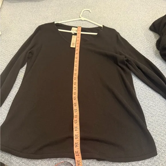 NIC ZOE NWT Black V neck sweater