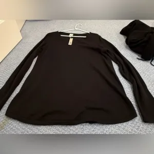 NIC ZOE NWT Black V neck sweater
