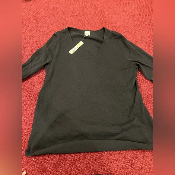 NIC ZOE NWT Black V neck sweater