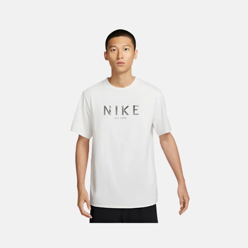 Nike Hyverse Men's Dri-FIT UV Short-Sleeve T-shirt -Phantom/Off-Noir/Cargo Khaki