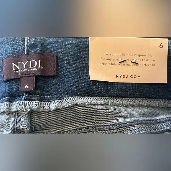 (NWT) NYDJ - Size: 6 Pull On Skinny Capri Medium Wash Blue Denim Jeans