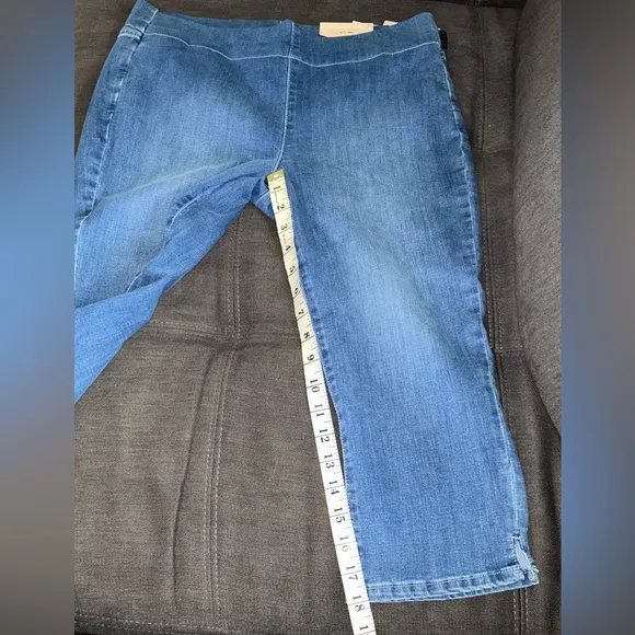 (NWT) NYDJ - Size: 6 Pull On Skinny Capri Medium Wash Blue Denim Jeans