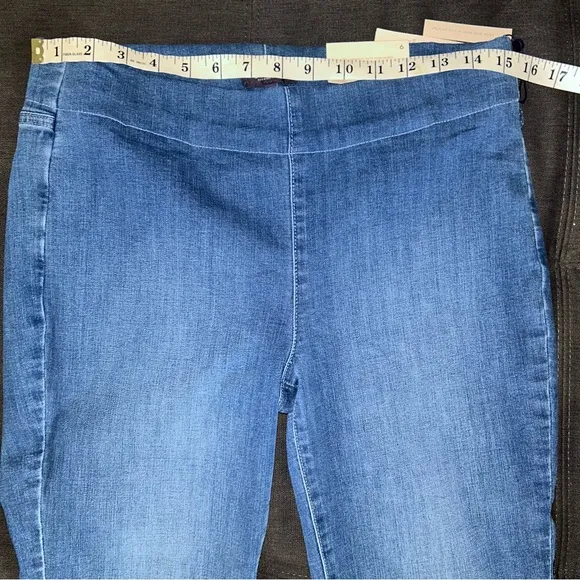 (NWT) NYDJ - Size: 6 Pull On Skinny Capri Medium Wash Blue Denim Jeans