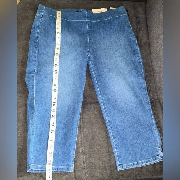 (NWT) NYDJ - Size: 6 Pull On Skinny Capri Medium Wash Blue Denim Jeans