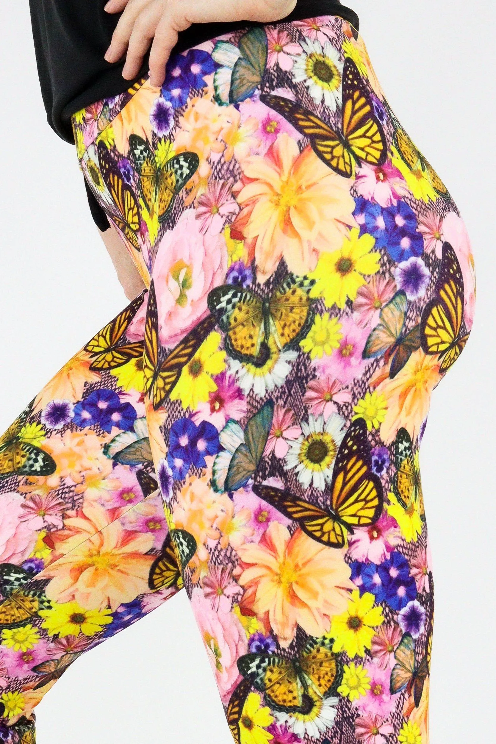 Peachy Butterfly - Casual Capri Leggings