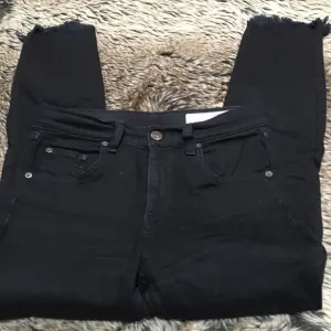 Rag &amp; Bone Black Hampton Jean 10 Inch Capri Size 25