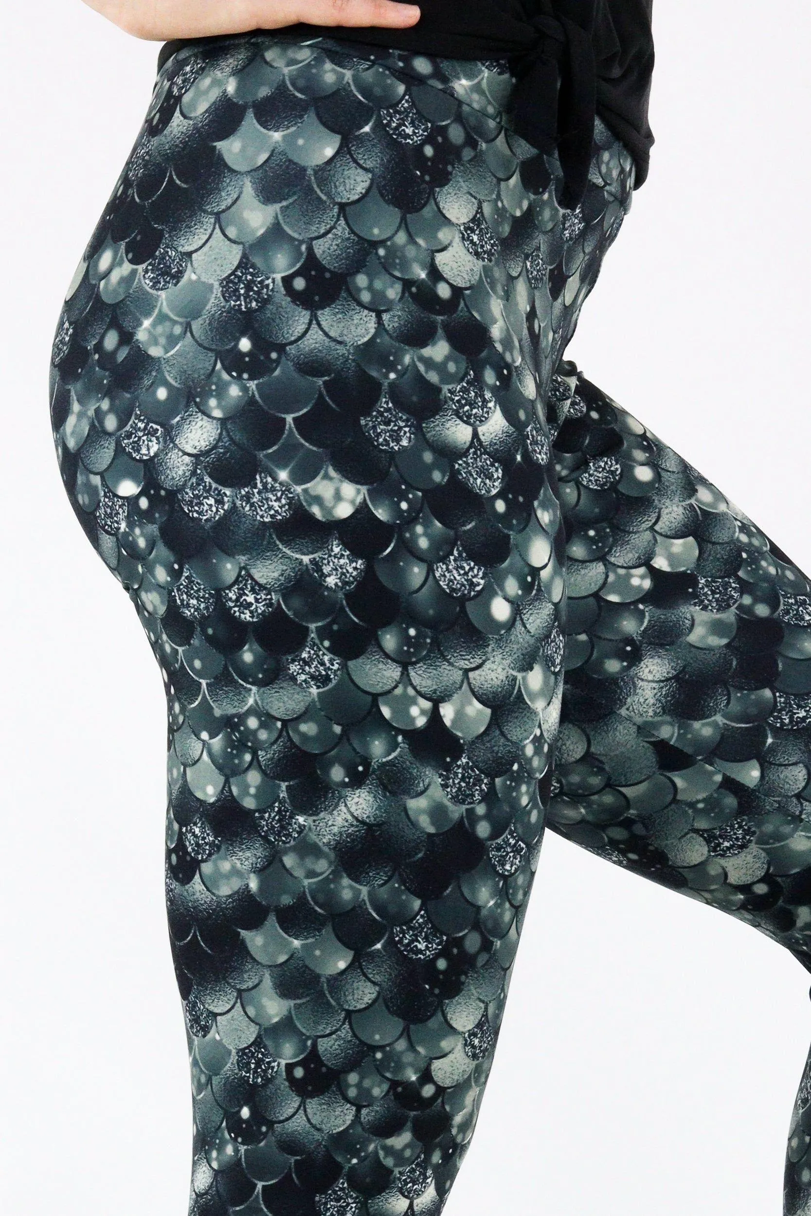 Raven Mermaid - Casual Capri Leggings