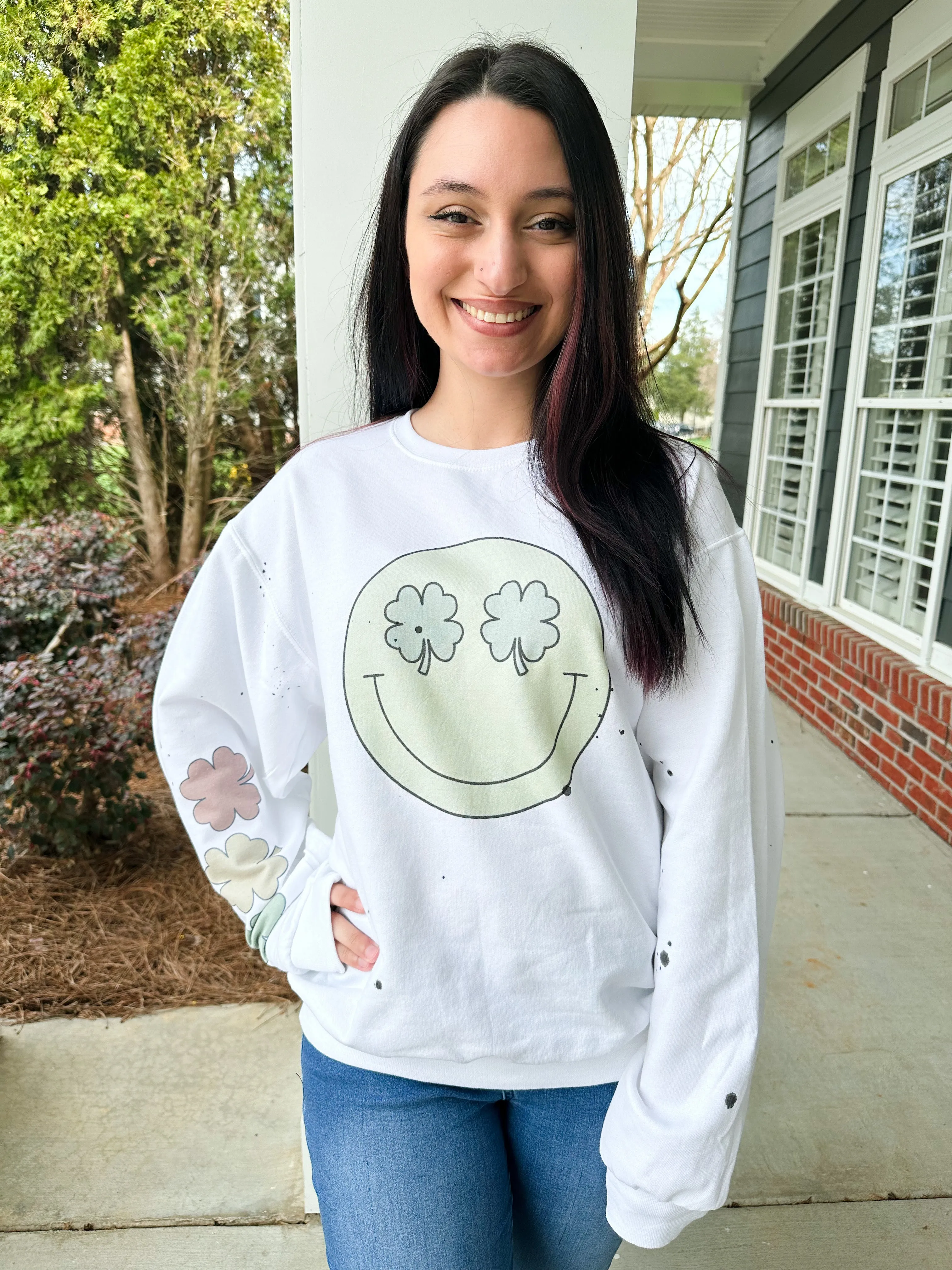Smiley Clover Graphic Sweatshirt