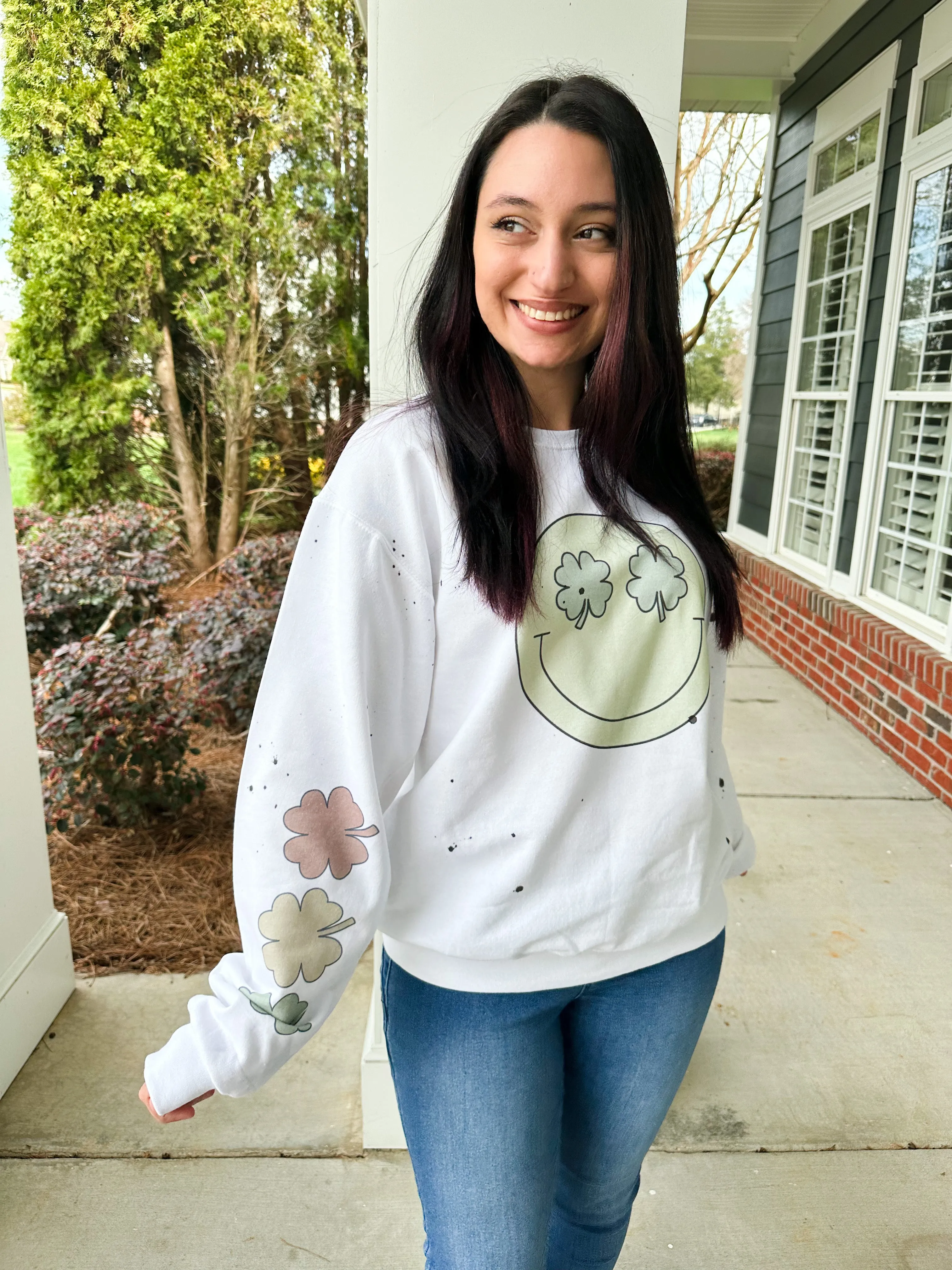 Smiley Clover Graphic Sweatshirt