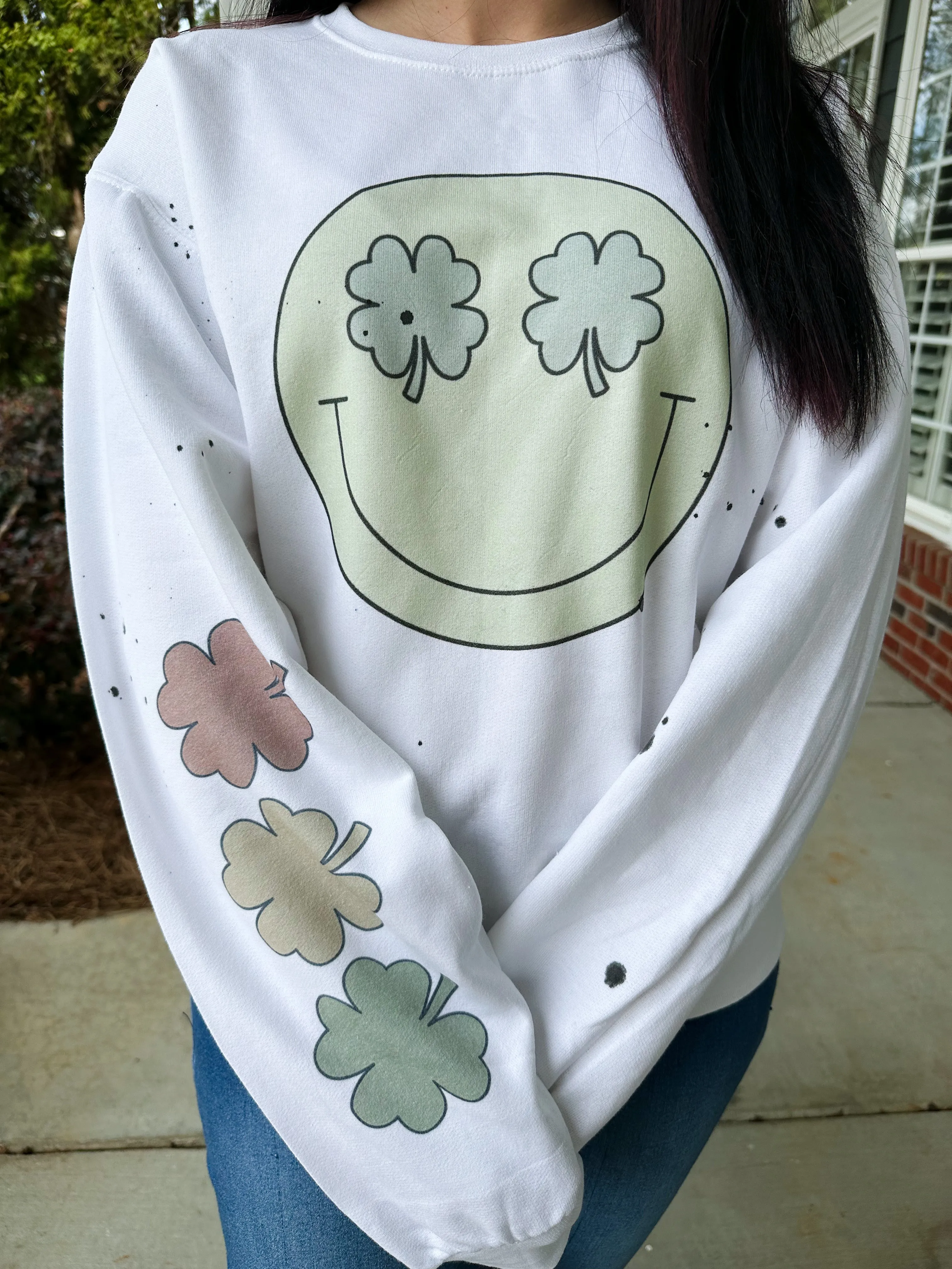 Smiley Clover Graphic Sweatshirt