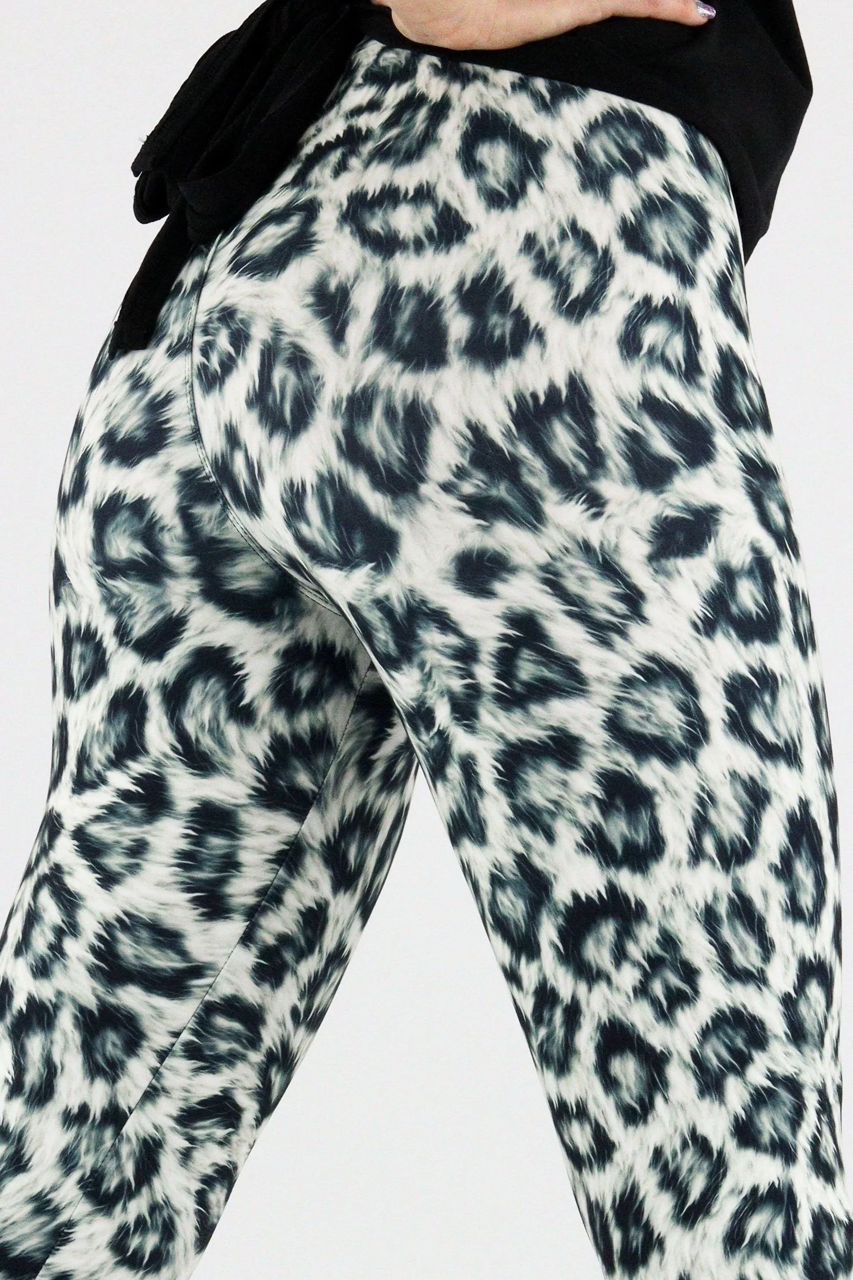 Snow Leopard Fur - Casual Capri Leggings