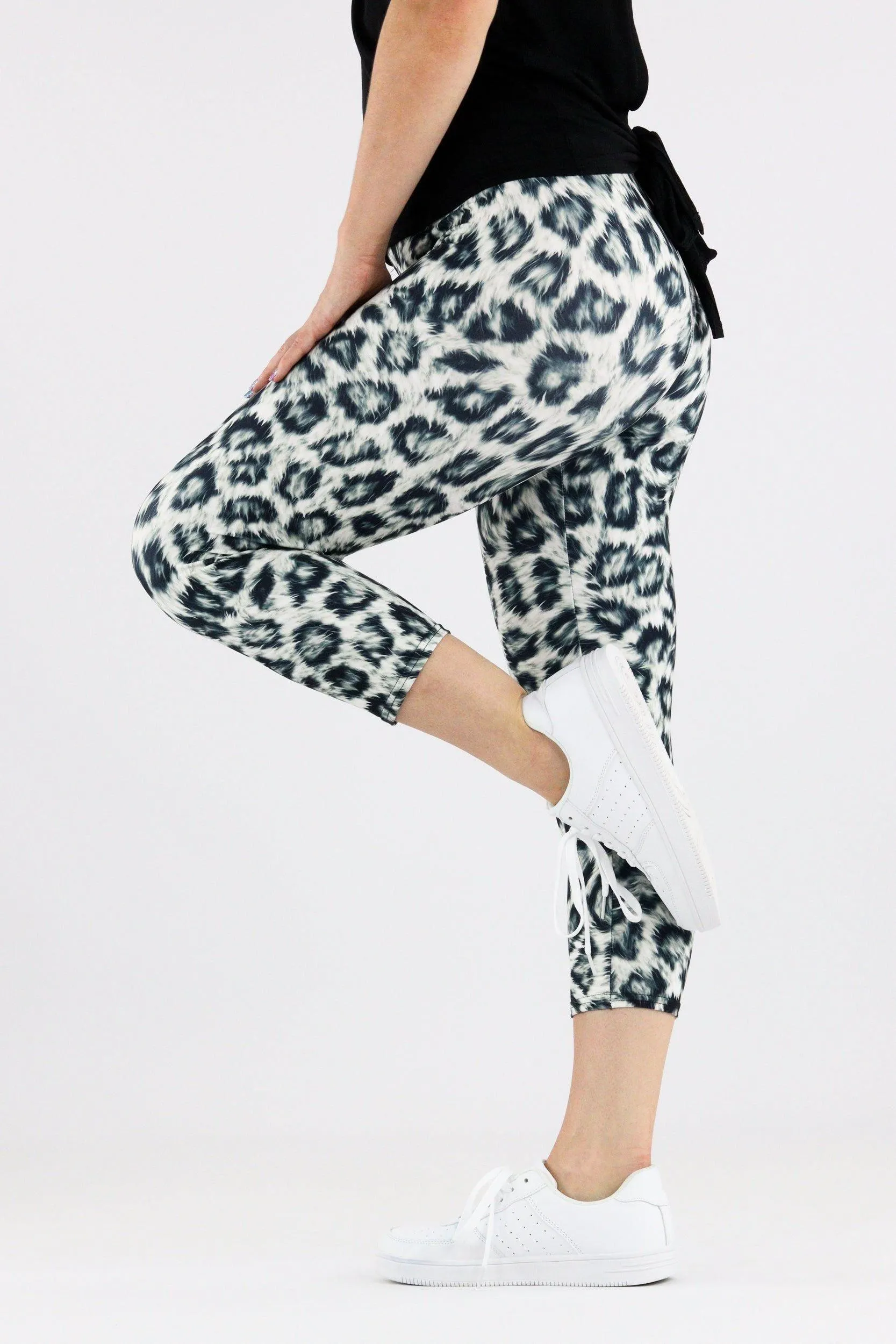 Snow Leopard Fur - Casual Capri Leggings