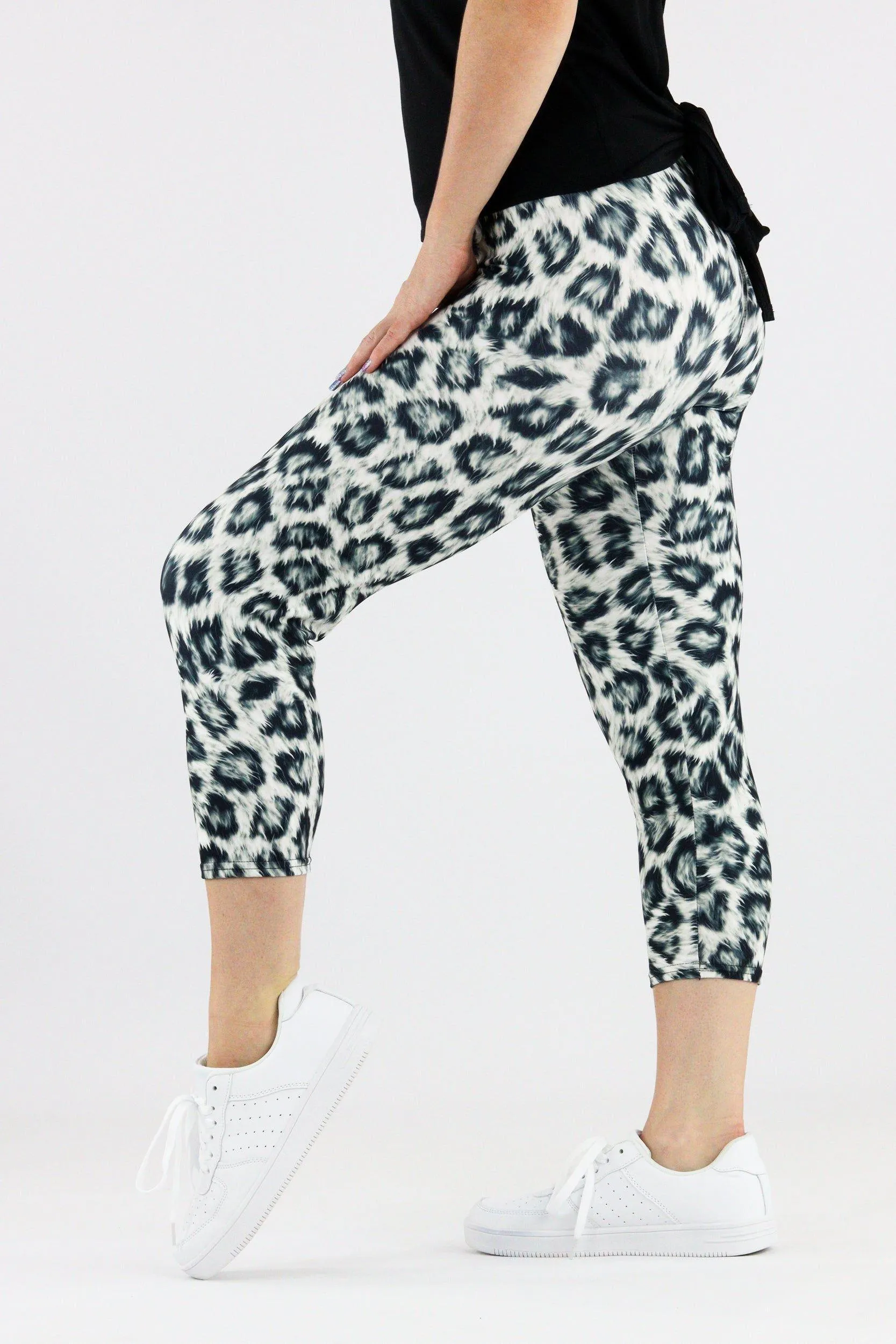 Snow Leopard Fur - Casual Capri Leggings