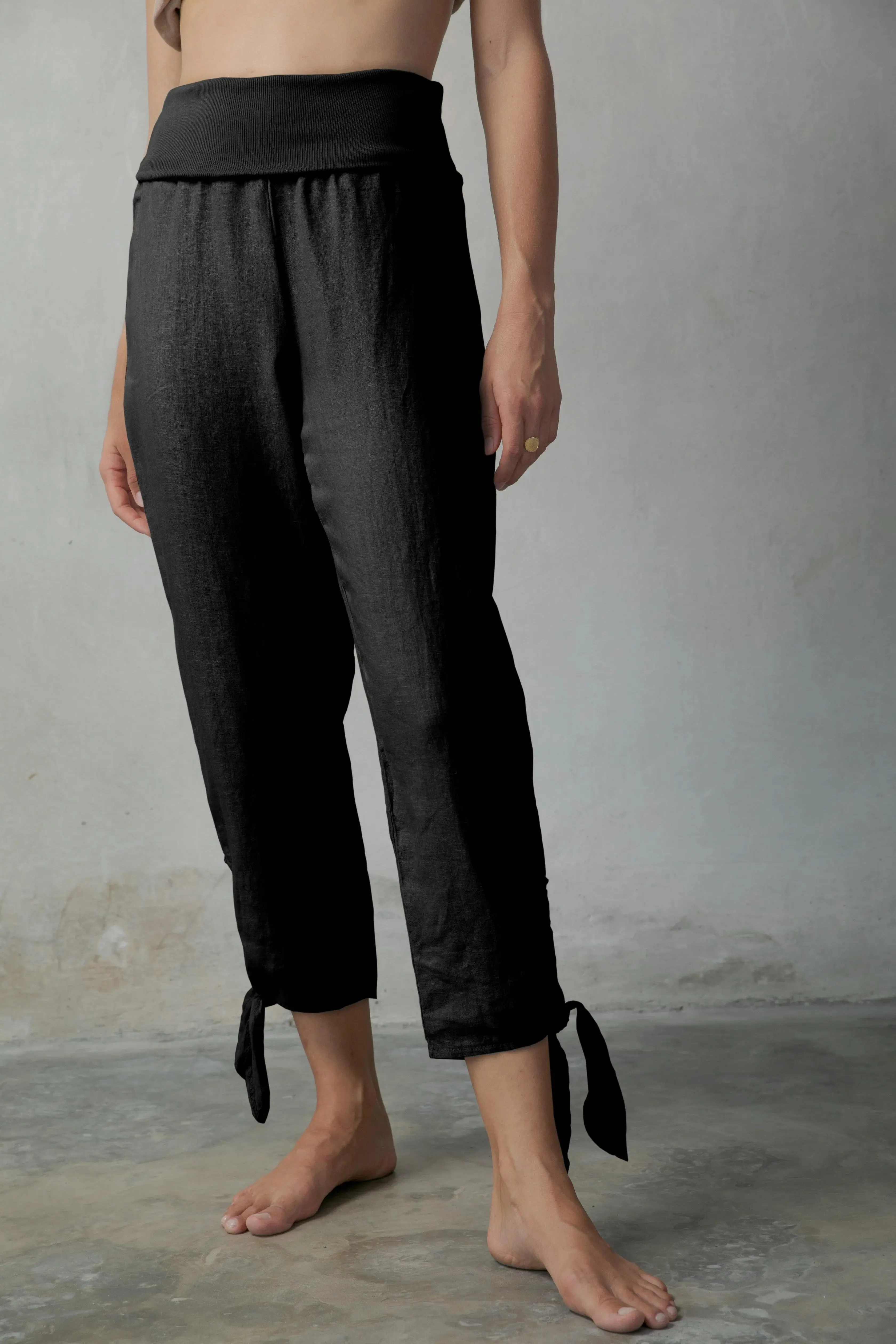 Tie-Knot Linen Capri Pants Black
