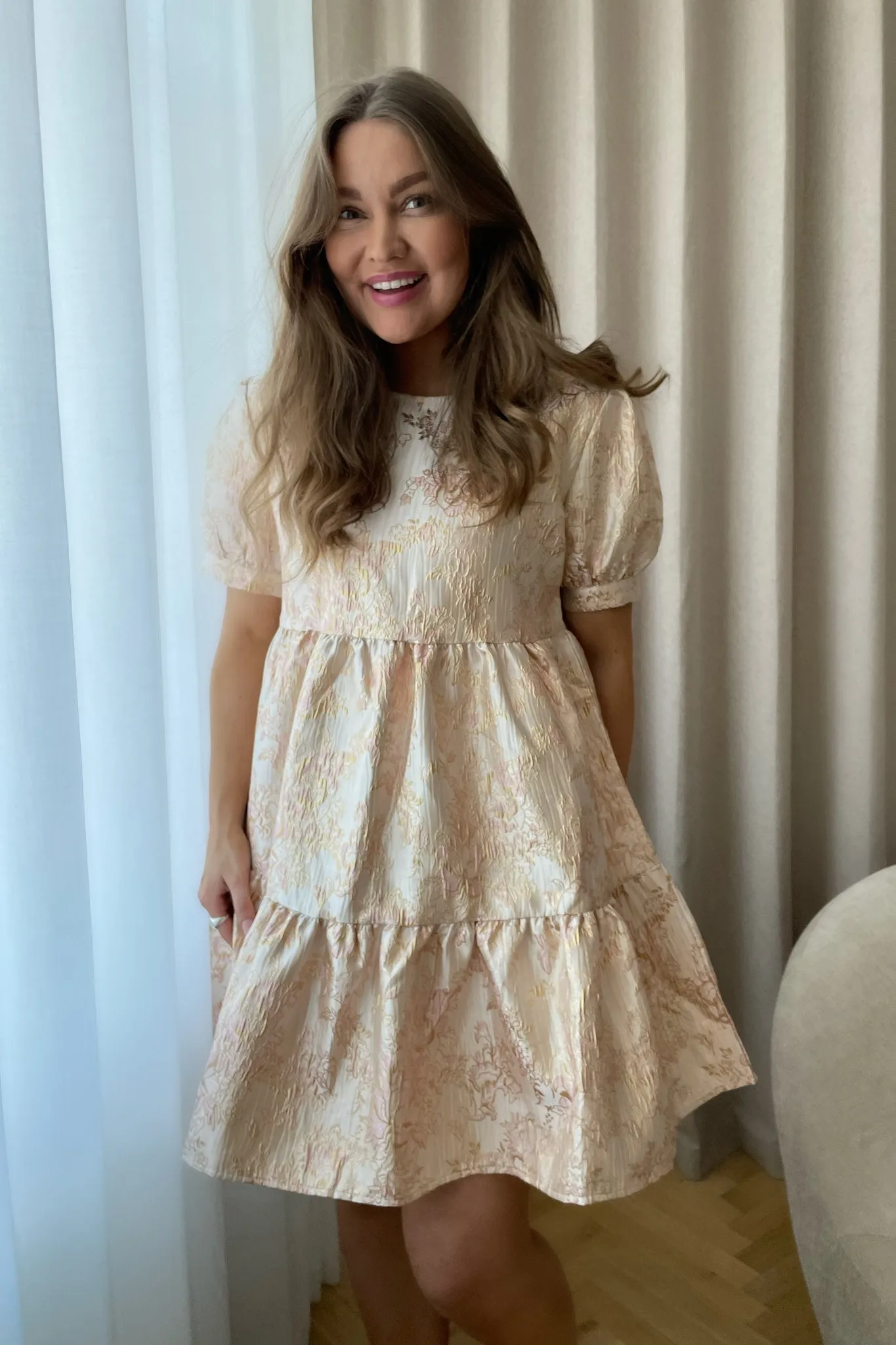 VilmaIC Kjole - Guld Med Rosa Print