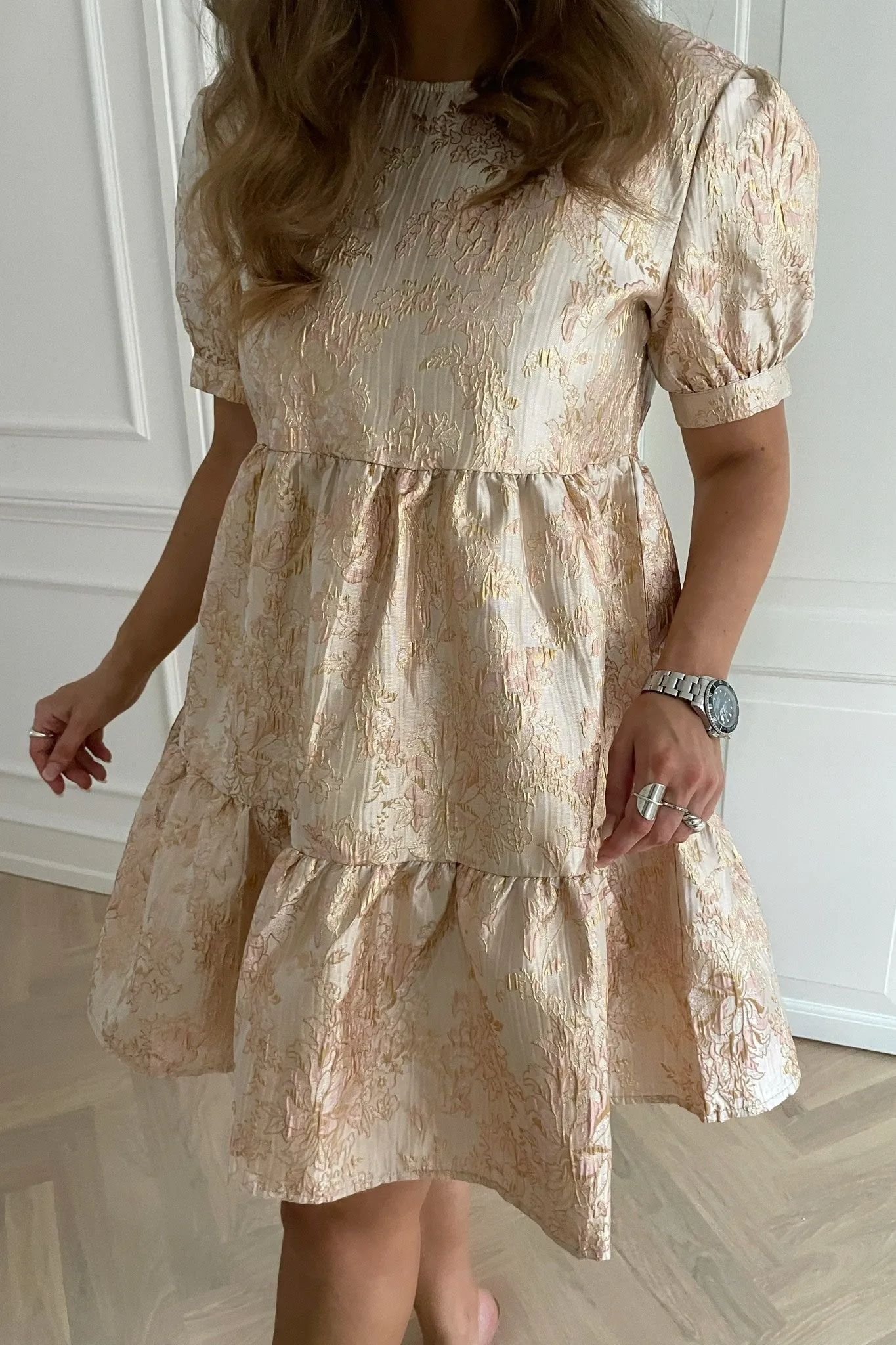 VilmaIC Kjole - Guld Med Rosa Print