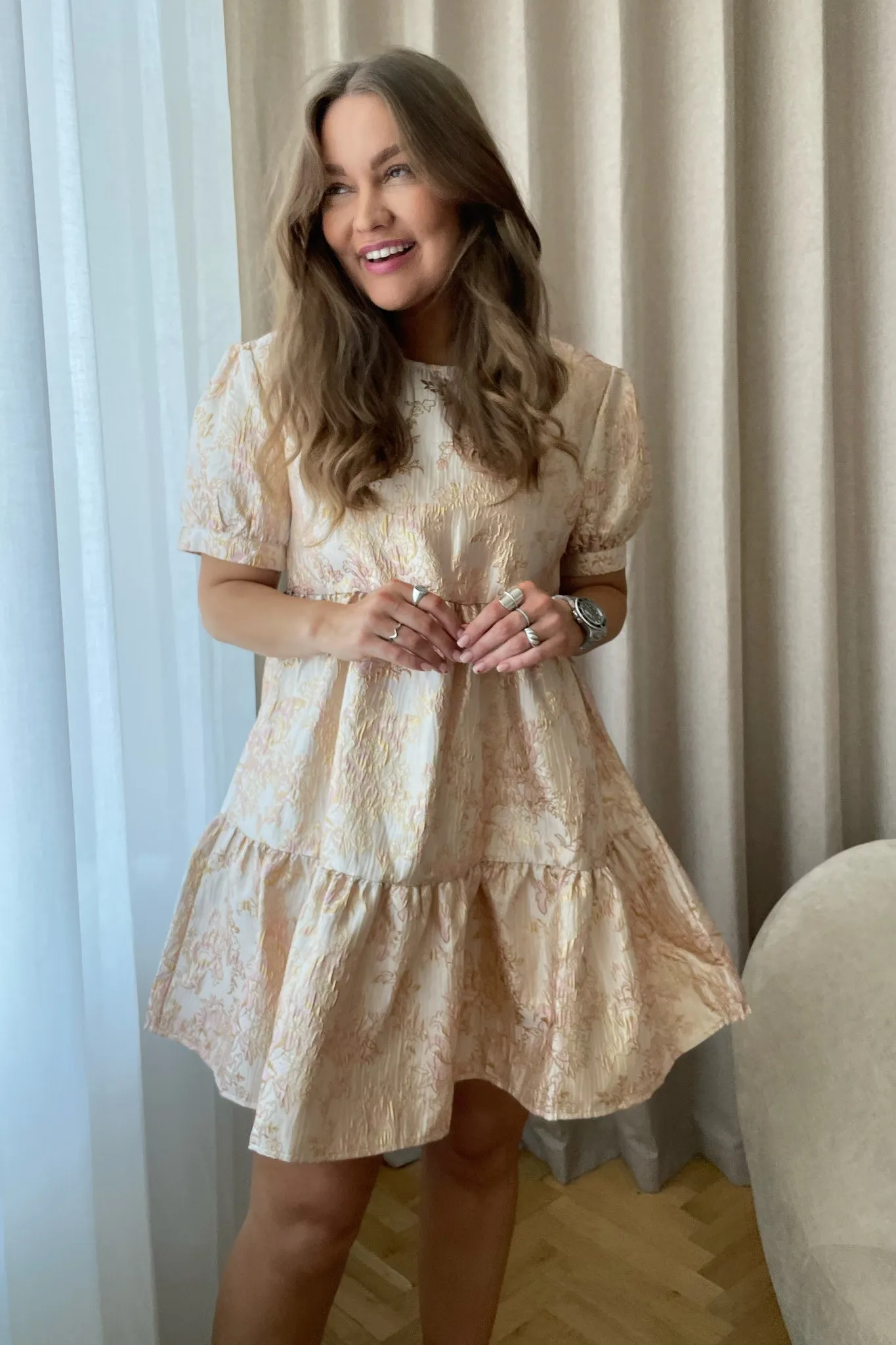 VilmaIC Kjole - Guld Med Rosa Print