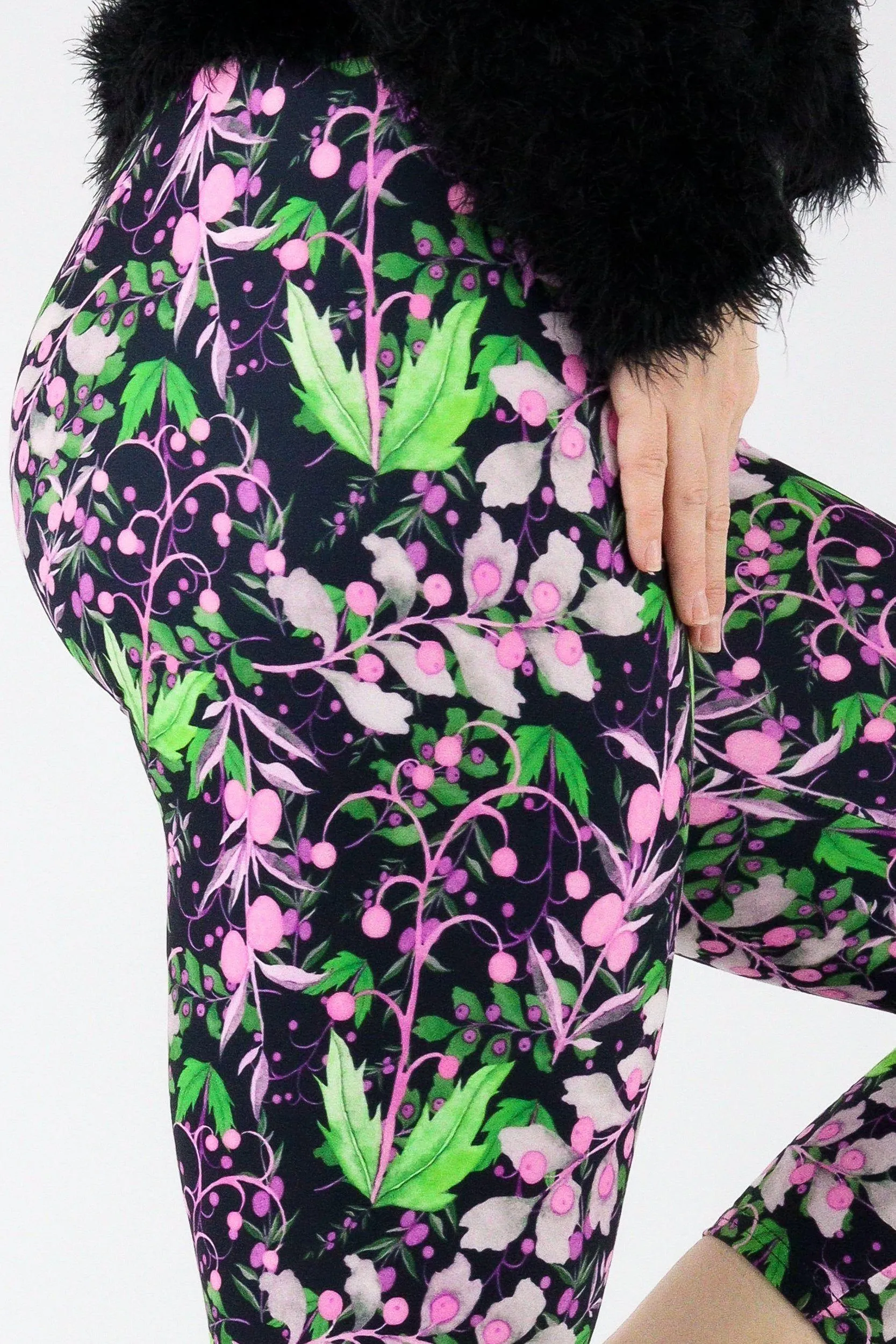 Vintage Berries - Casual Capri Leggings