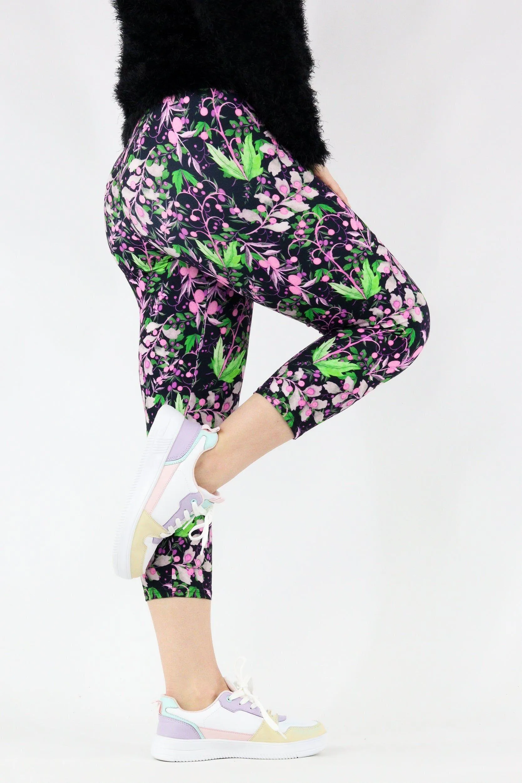 Vintage Berries - Casual Capri Leggings