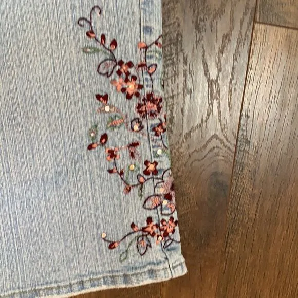Vintage Y2K Vanilla Embroidered Light Wash Capris