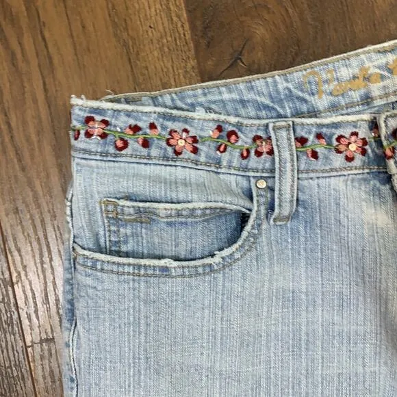 Vintage Y2K Vanilla Embroidered Light Wash Capris